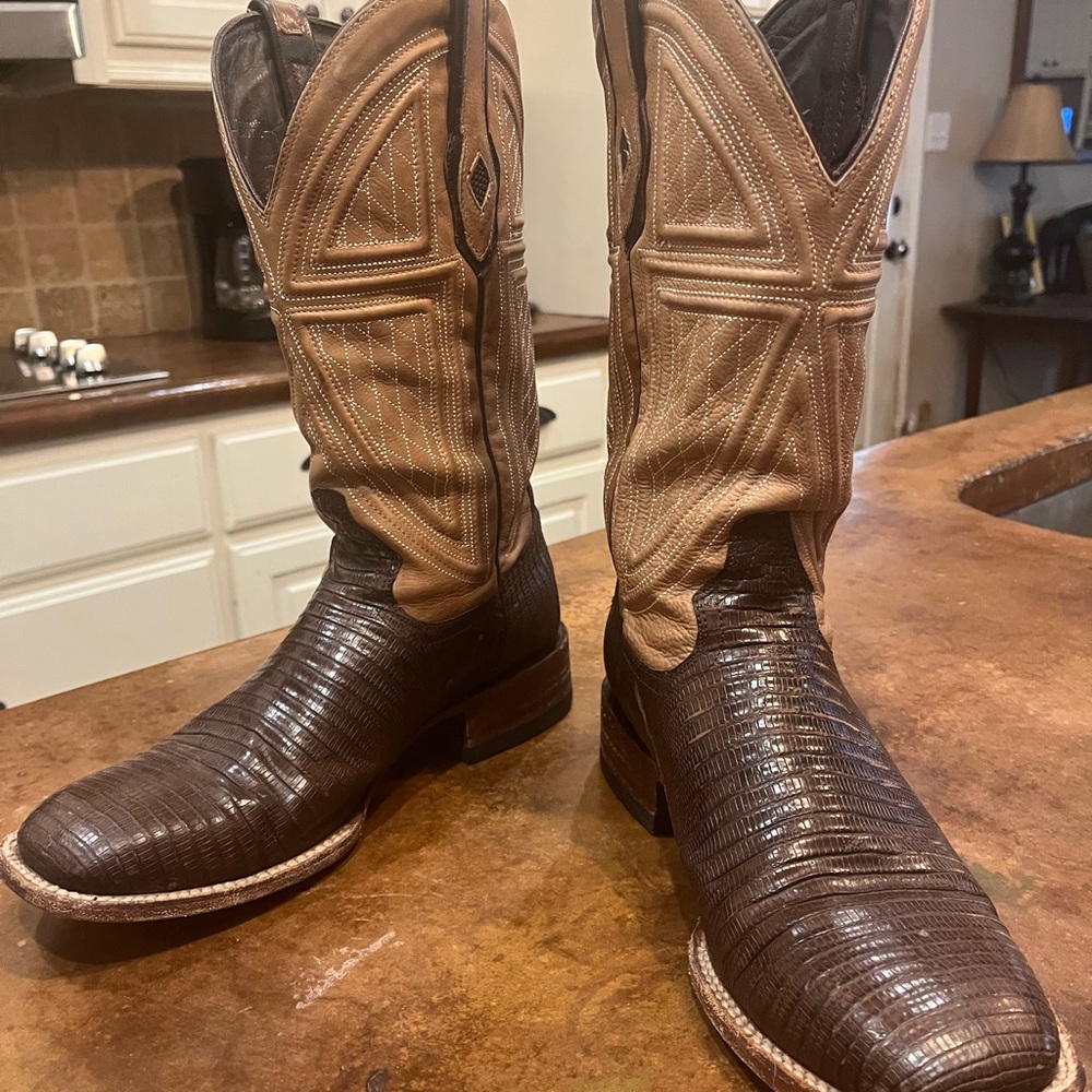 Classic Western Cowboy Boots in Brown and Tan
